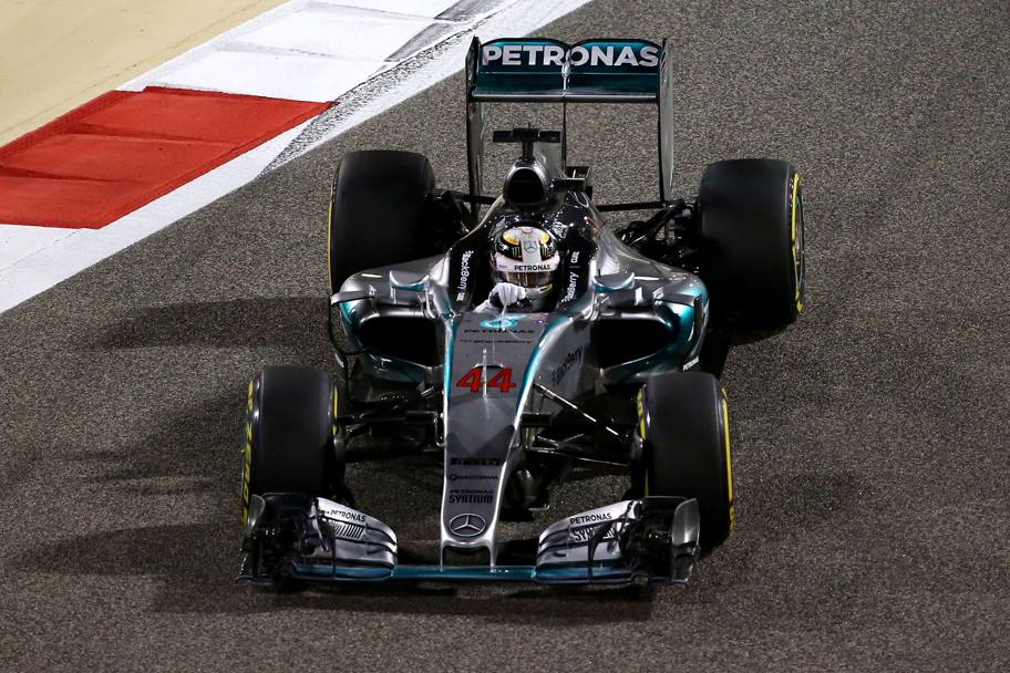 Lewis Hamilton su Mercedes conquista la pole sul circuito del Bahrain. Il pilota inglese precede la Ferrari di Sebastian Vettel e l&#39;altra Mercedes di Nico Rosberg. Quarto tempo per la rossa di Kimi Raikkonen (AFP)